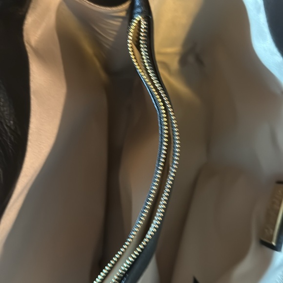 Brand New Valentino pebble finish V embossed front w/ dust cover bag - Picture 13 of 16